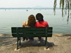 couple-sitting-on-a-bench